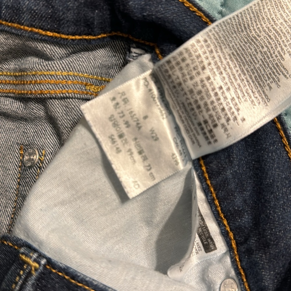 ❤️(127) ladies Levi’s capris in excellent condition! Size 8 - Waist 29. Stretchy - Picture 8 of 8